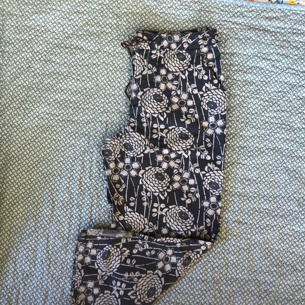 DKNY Jeans, cropped pants in graphic floral print